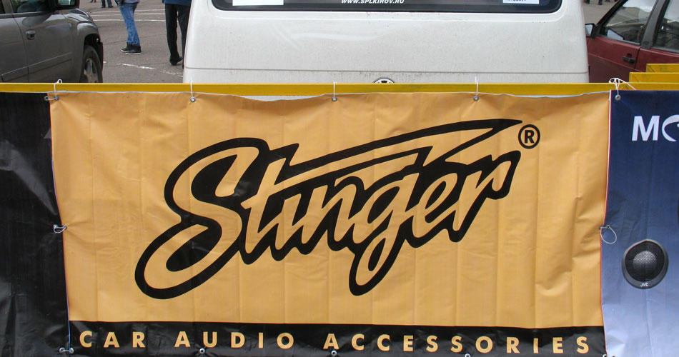 Логотип «Stinger» на соревнованиях по автозвуку